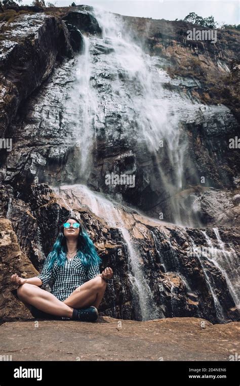 Junge Weiße Mädchen Sitzt Unter Diyaluma Wasserfall Sri Lanka Glückliche Frau In Meditation