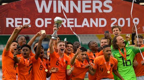 Als het nederlands elftal een wedstrijd op het ek of wk speelt, kleurt heel het land de weg naar het ek van 2020 begon voor het nederlands elftal al vroeg. Nederland onder 17 wint EK: dit worden de nieuwe helden ...