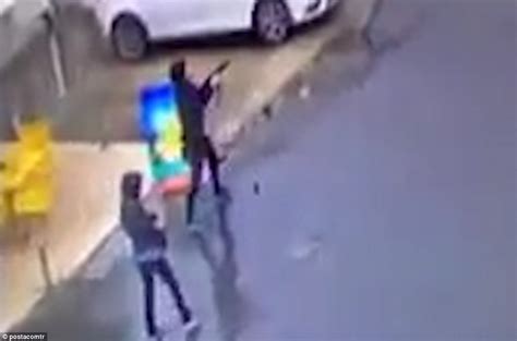 بالفيديو والصور الشرطة التركية تقتل مسلحتين نفذتا هجوماً في اسطنبول