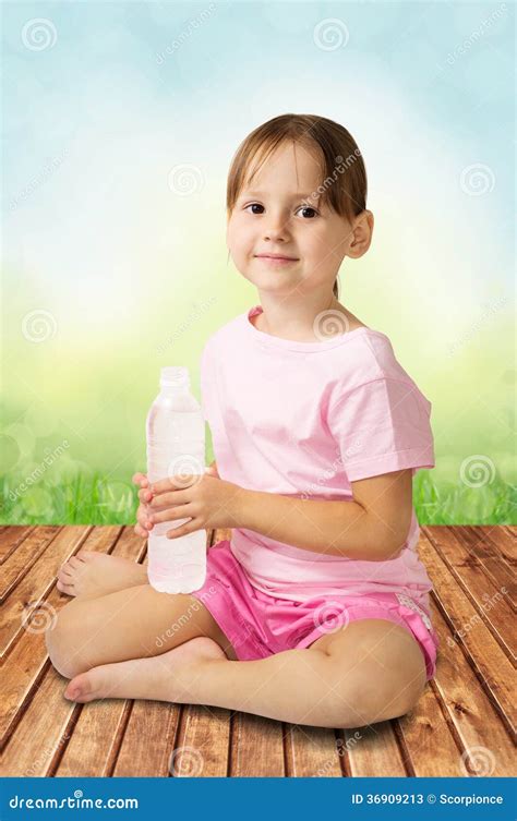 Милая девушка держа бутылку воды Стоковое Изображение изображение насчитывающей свежесть