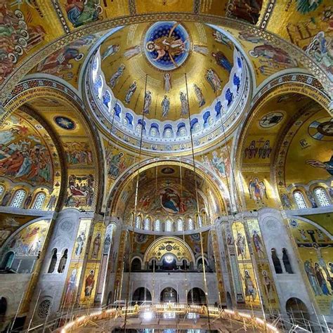 Фасцинантни мозаици во храмот „Свети Сава во Белград
