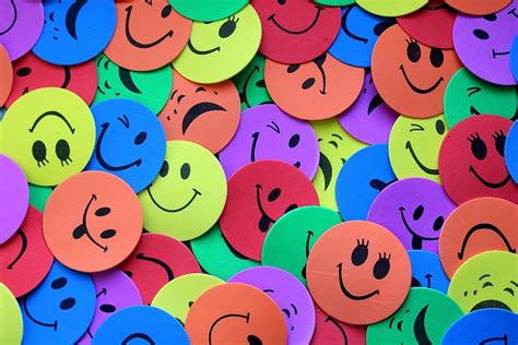 Emoticoane, zâmbitoare, emoții, bucurie, tristeţe, un zâmbet, simbol, colorat, fundalul, textură. Zambitoare De Colorat / Bufnitele Zambitoare Stickere ...