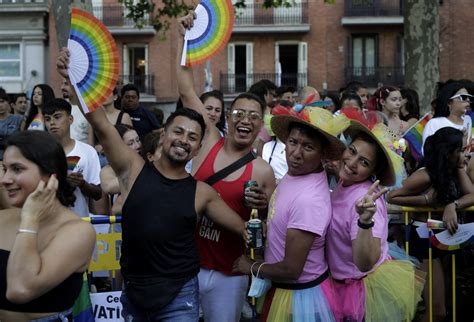 orgullo gay madrid 2023 pregón cabalgata programa y conciertos cómo