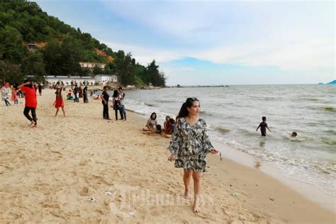 Obyek Wisata Pantai Mimi Land Singkawang Ramai Pengunjung Foto 3