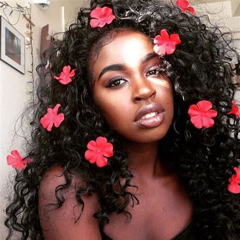 15 Times Naturalistas Looked Drop Dead Gorgeous With Flowers In Their