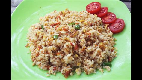 /ˌnɑːsi ɡɒˈrɛŋ/), literally meaning fried rice in both the indonesian and malay languages, is an indonesian rice dish with pieces of meat and vegetables added. Resep Nasi Goreng Enak Dan Sederhana - YouTube
