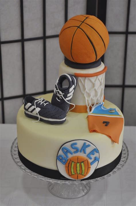 Tarta De Basquet Con Pelota Y Zapatillas Deportivas Basketball Birthday Cake Football Cake
