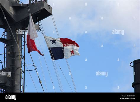 Ondear La Bandera Panameña En Un Buque Del Mástil Principal Durante Su