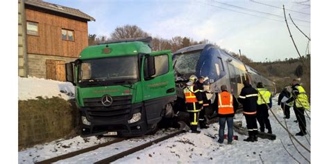 Vosges. Vosges : accident entre un train et un camion à Docelles