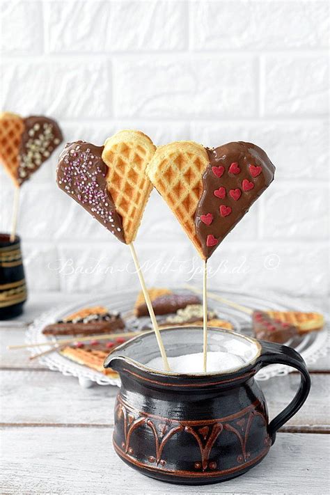 Ohne sich die finger zu verschmieren, können die kleinen genießer die cake pops verzehren. Herzwaffeln am Stiel - Rezept | Rezept | Waffeln ...