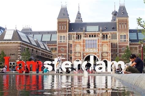 The name holland is also frequently used informally to refer to the whole of the country of the netherlands. Rijksmuseum, o Museu Nacional da Holanda em Amsterdam