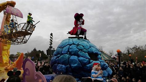 Parade In Disneyland Paris Youtube