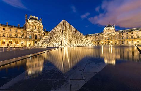 Louvre Este Hermoso Edificio Es Uno De Los Principales Lugares