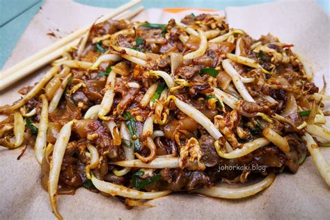 They cook it in pork lard with pieces of pork rind, so when it's fried up you get these little pieces of porky goodness to. Tried & Tasted Best Char Kway Teow in Johor ⭐⭐⭐⭐ |Johor ...