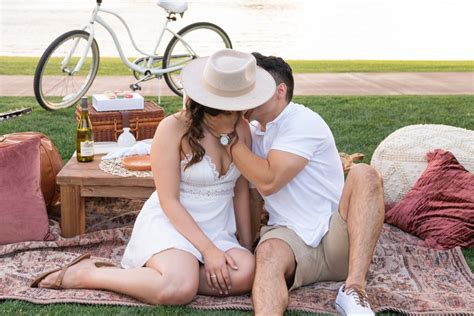 Camilo Alicia Picnic Styled Shoot In 2020 Couple Photography Couples Picnic Style
