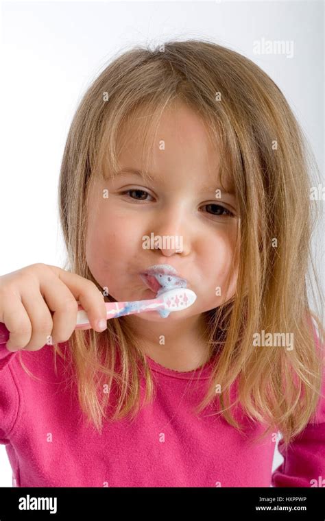 Four Year Old Girl Cleans To Himself The Teeth Released Vierjähriges