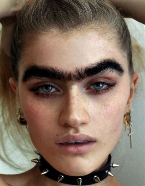 This Model Is Embracing Her Unibrow Eyebrow Trends Unibrow Beauty Trends