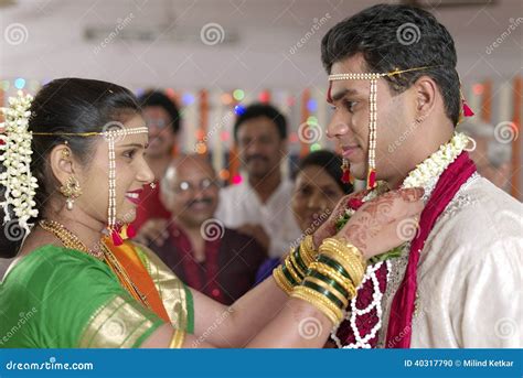 Indische Hindische Braut Die Bräutigam Betrachtet Und Girlande In Der Maharashtrahochzeit