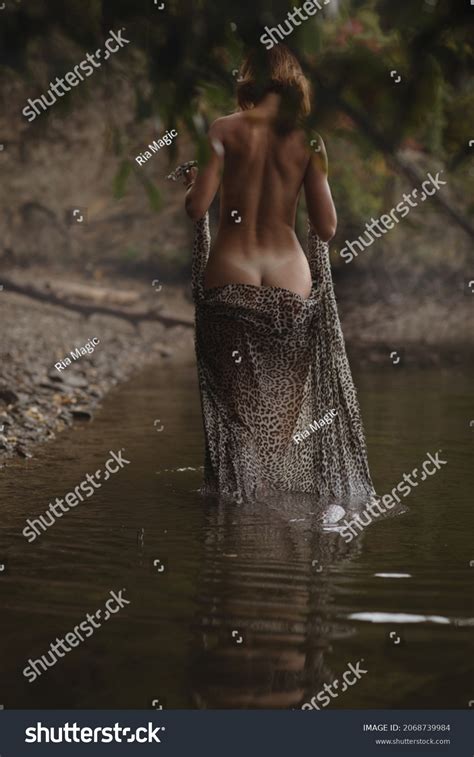Naked Woman Lake Bilder Stockfoton Och Vektorer Shutterstock