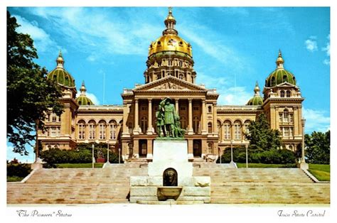 Des Moines Iowa State Capitol Building Pioneers Statue Chrome Postcard