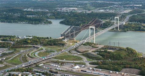 Il est situé 200 mètres à l'ouest du célèbre pont de québec. Entraves sur le pont Pierre-Laporte