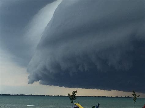Massive shelf cloud engulfs Michigan - apocalypse in pictures - Strange ...