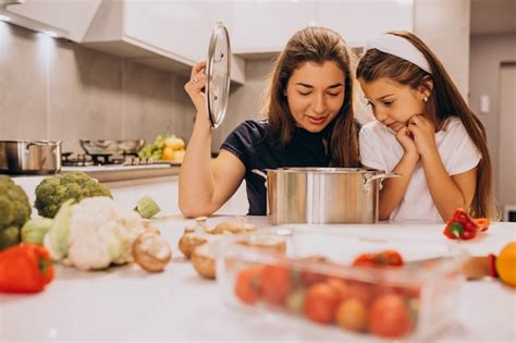 Madre Con Hija Pequeña Cocinando Juntos En La Cocina Foto Gratis