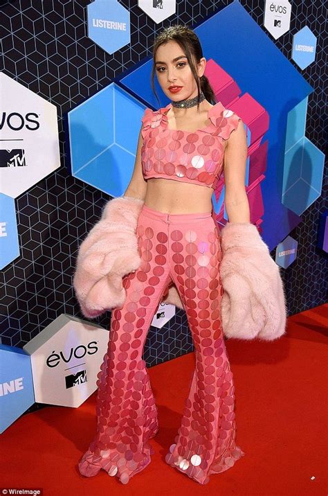 Charli Xcx Flaunts Her Taut Abs In Pink Crop Top At The Mtv Emas