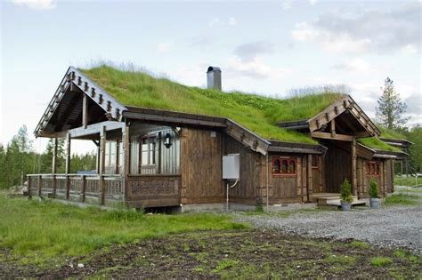Casa Traditionala Scandinava Realizata Din Lemn Si Cu Un Acoperis Verde