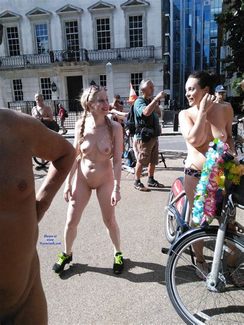 Mujer Atractiva En El Paseo En Bicicleta Desnudo Mundial Fotos