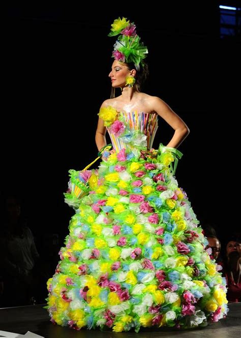 Trash Fashion Creaties Uit Afval Veroveren Catwalk Recycled Dress