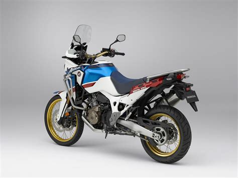 With honda releasing specs for their new 2018 africa twin adventure sports model at eicma yesterday, it's probably a good time to compare it to the previous model africa twin launched in 2016. HONDA CRF1000L AFRICA TWIN Adventure Sports (2018-on) Review