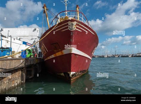 Entladen Eines Trawlers Im Hafen Von Brixham Devon Großbritannien Unloading A Trawler In