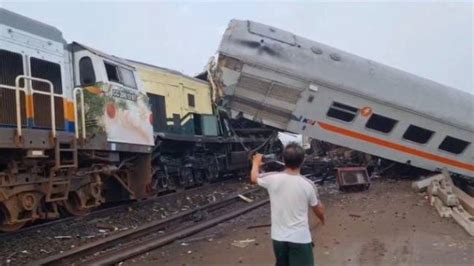 Korban Tewas Tabrakan Kereta Masinis Ka Lokal Bandung Raya Dan Asistennya 1 Pramugara Ka Turangga