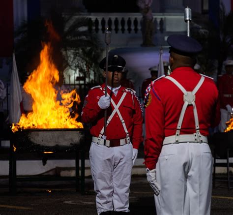 Ceremonia De Cremación De Banderas Marca Inicio De Celebración De Las Efemérides Patrias