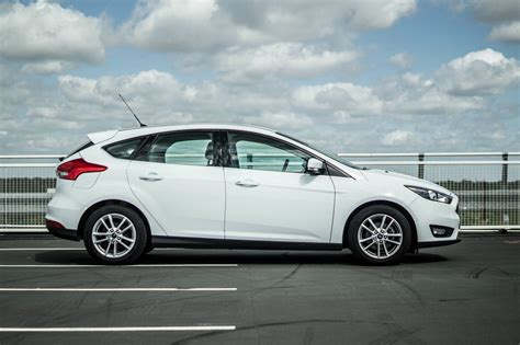 The rush towards alternative and more efficient variations to the old internal combustion engine is well. 2015 Ford Focus 1.0 litre EcoBoost Review - carwitter