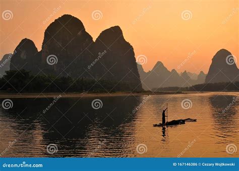 Silhueta De Pescadores Em Yangshuo Por Pôr Do Sol No Rio Li Yangshuo é