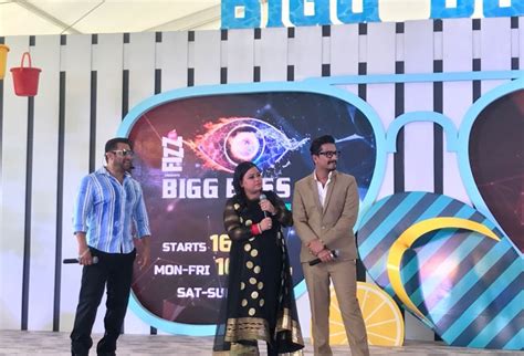 Bharti Singh And Haarsh Limbachiyaa Join Salman Khan On The Bigg Boss 12 Stage India Forums