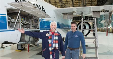 She had her first flight lesson at age nine, became a licensed pilot at 17 and has logged more than 19,000 flying. Nasa wees haar vier keer af omdat ze vrouw is, nu mag 82 ...