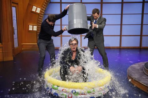 Celebrities And Famous Personalities Take Up The Als Ice Bucket Challenge Metro Uk