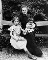 Marie Curie con Eve e Irene | Marie curie, Women in history, Nobel ...