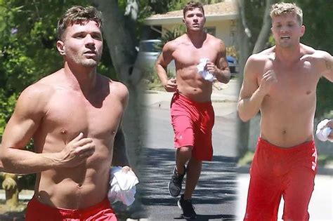 Ryan Phillippe Shows He S Still Got It As He Flexes His Ripped Muscles In Topless Jog