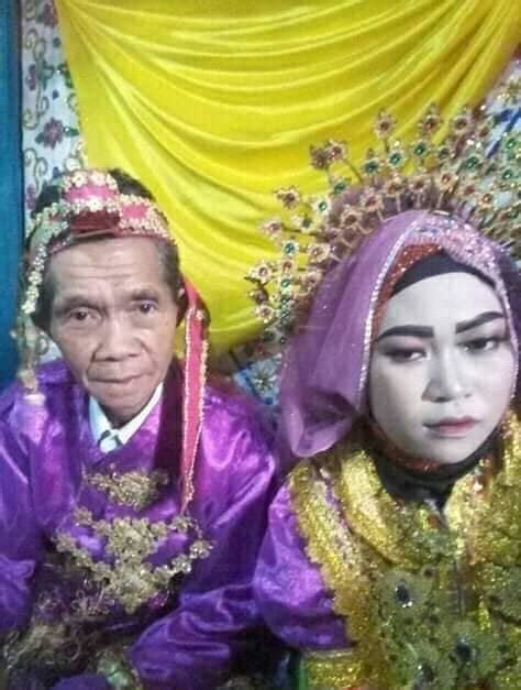 Dilihat dari dua di antara enam foto yang viral, tak ada yang aneh dari pernikahan mereka. Lelaki 75 Tahun Nikah Gadis 18 Tahun Di Indonesia.
