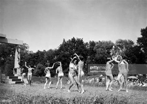 Jeunes Filles à Moitié Dévêtues Dansent Pendant La Fête Du Naturisme ニュース写真 Getty Images