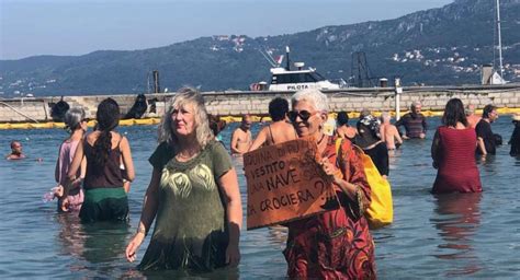 Solidariet Con Le Musulmane A Trieste Donne A Mare In Burkini