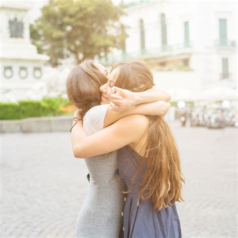 야외에서 서로 포옹하는 두 여자 친구 무료 사진