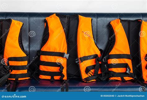 Reis Naar De Overzeese Veiligheid Groep Oranje Reddingsvesten Op Blauw Seat In Snelheidsboot