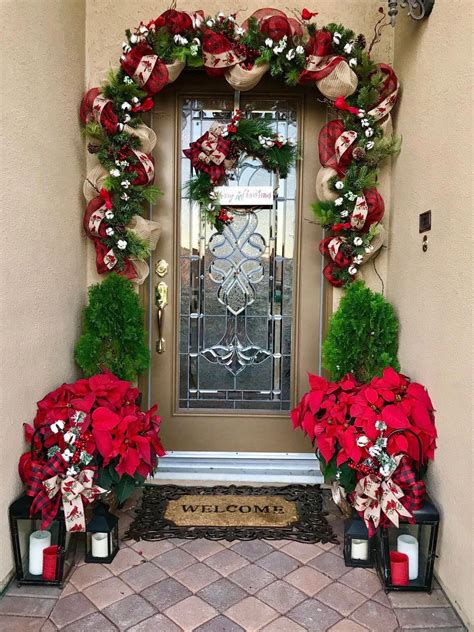 Christmas garlands to illuminate your outdoors!  Front door christmas