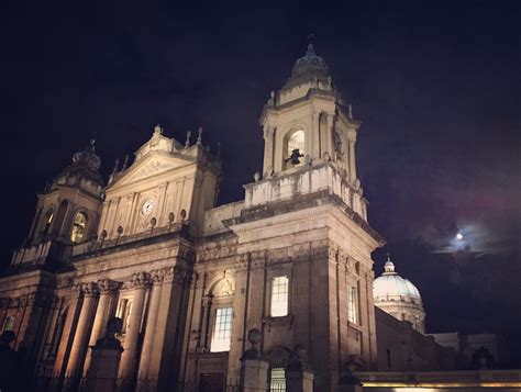 Siguiendo el criterio de contigüidad espacial y para los efectos del presente estudio, la zona bajo examen fue delimitada como subregión sur (sures). Catedral Metropolitana, basílica de Santiago en Guatemala ...