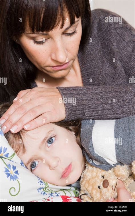 Madre Teniendo Cuidado De La Hija Enferma Fotografía De Stock Alamy
